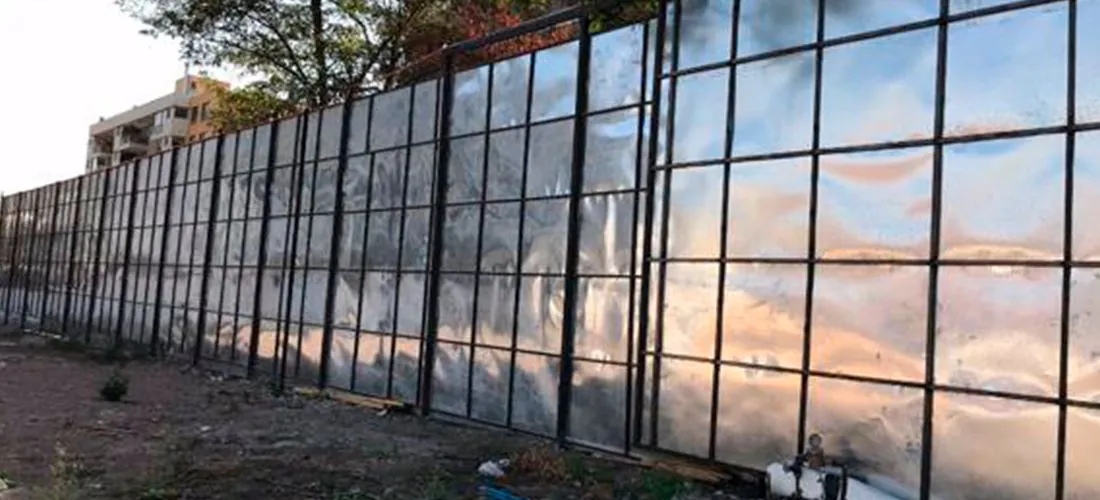 Cierre perimetral metálico instalado en el borde de la faena