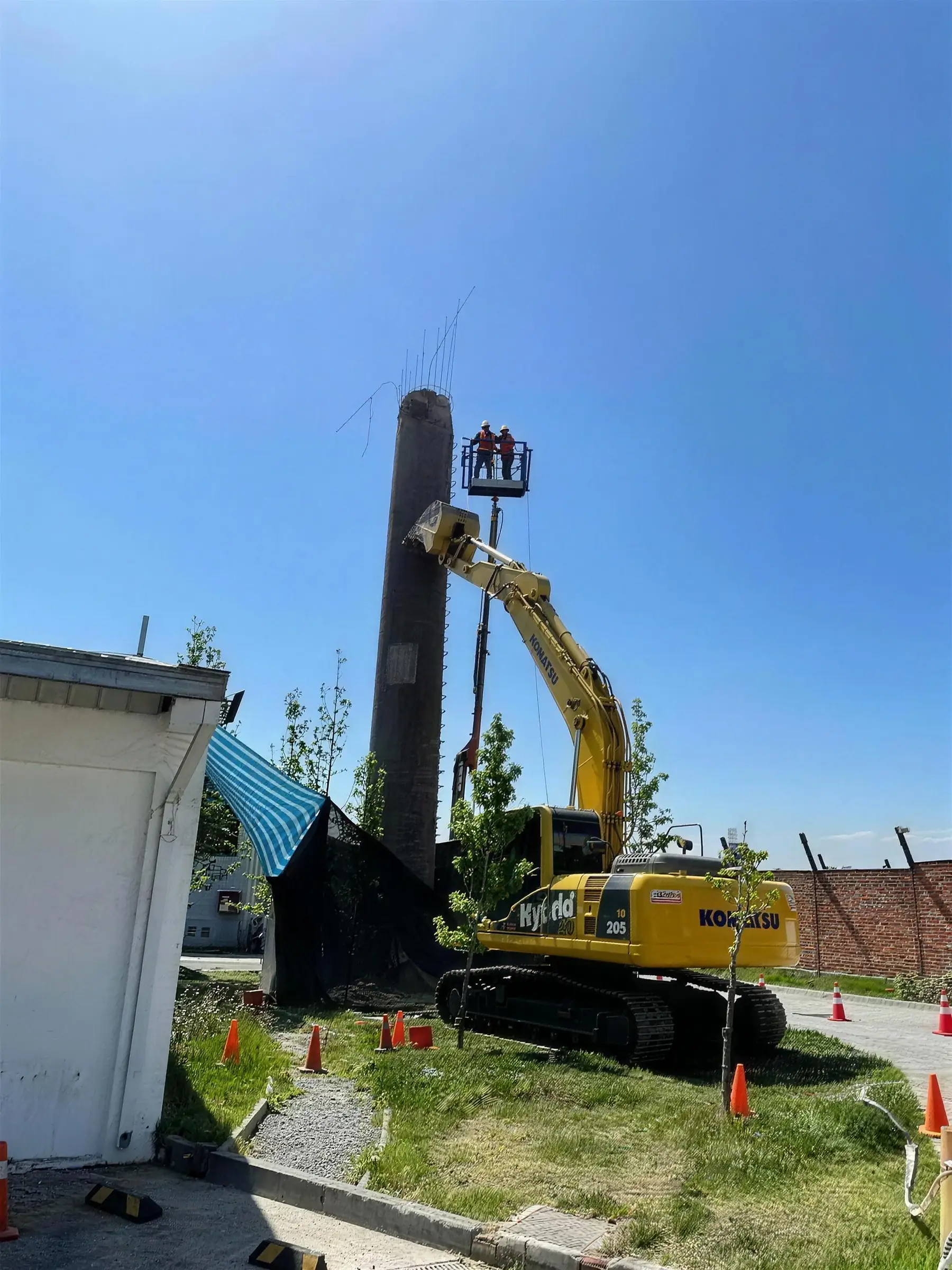 Demolición de chimenea