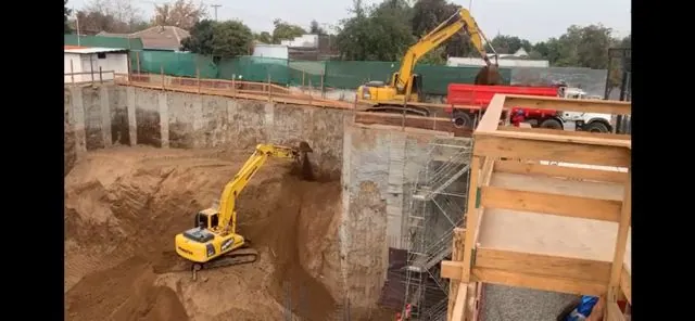 Excavación a dos niveles con muro anclado