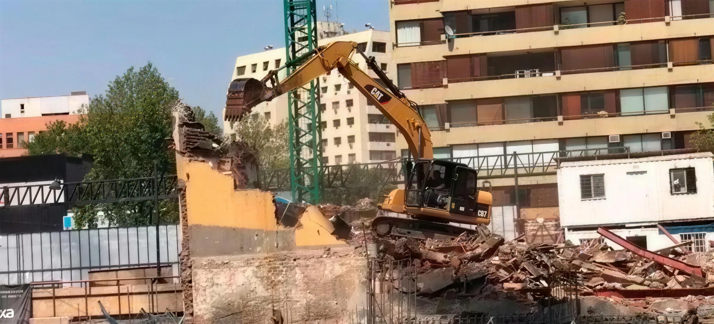 Demolición industrial ejecutada por DEXA Chile con excavadoras