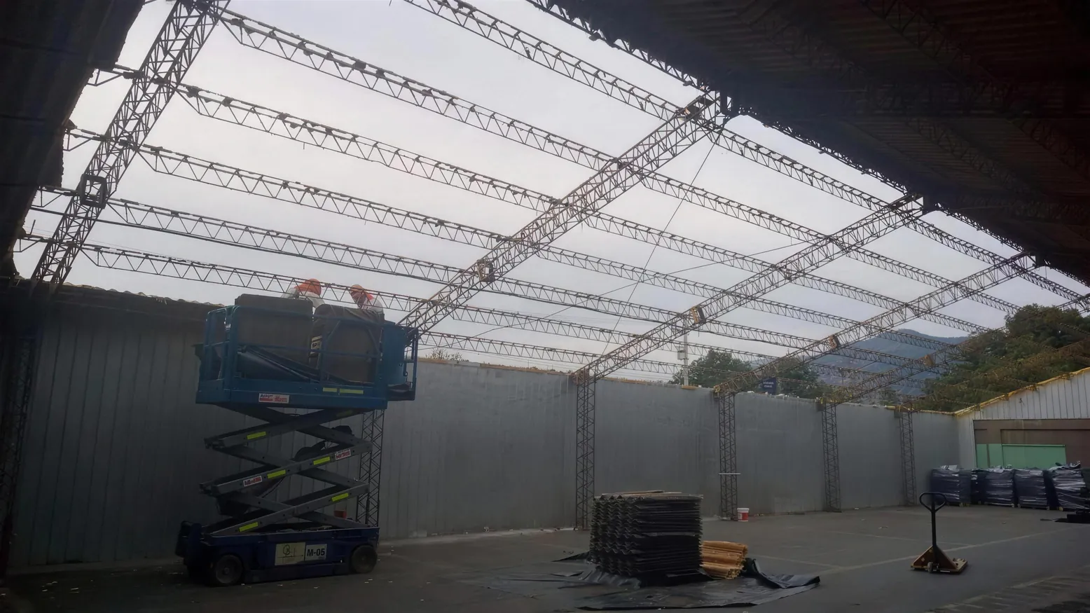 Techo de un galpón con la estructura a la vista después de retirar las planchas de asbesto