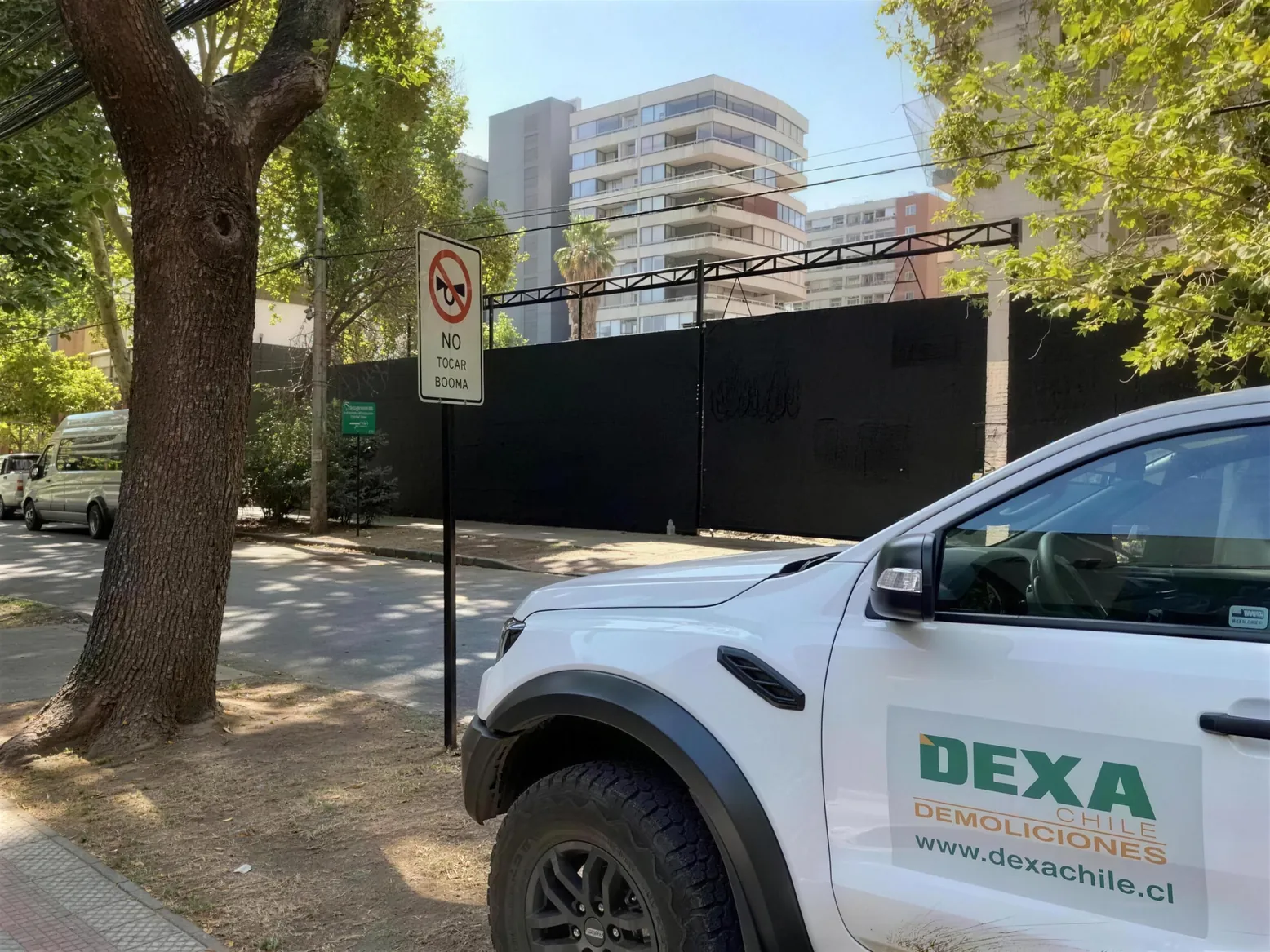 Camioneta de DEXA Demoliciones en terreno