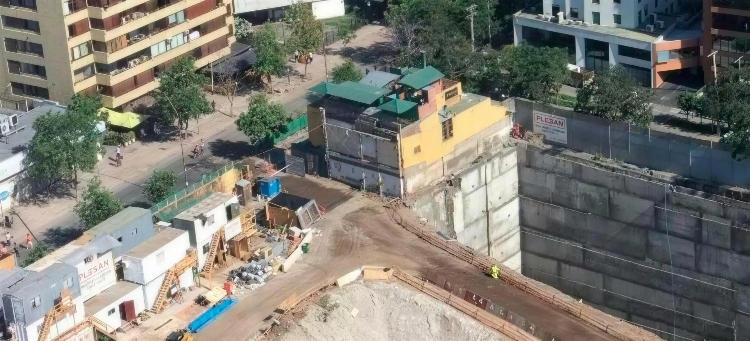 Vista aérea de una faena de demolición en obra urbana
