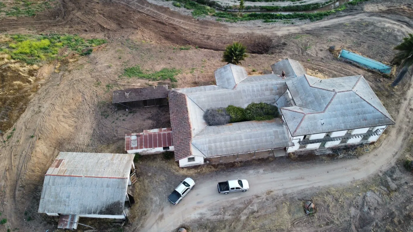 Vista aérea de un terreno con galpones antes de la intervención